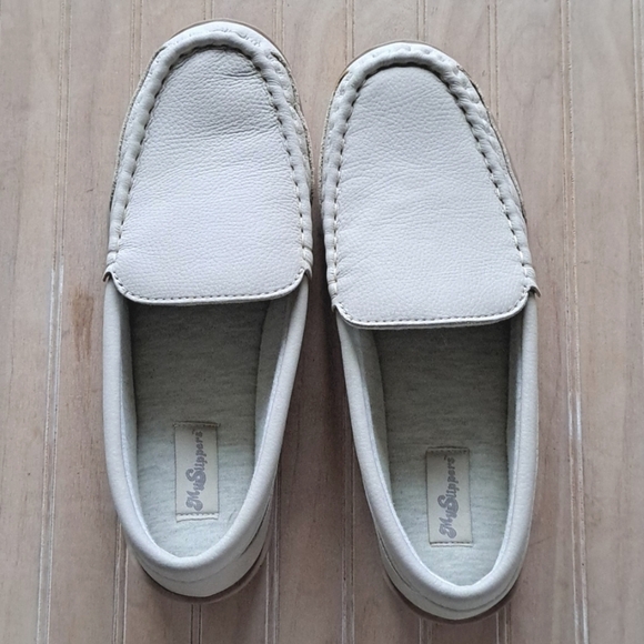 New My Pillow My Slippers Bone Off White Leather Memory Foam Slipper Moccasin - Picture 1 of 8